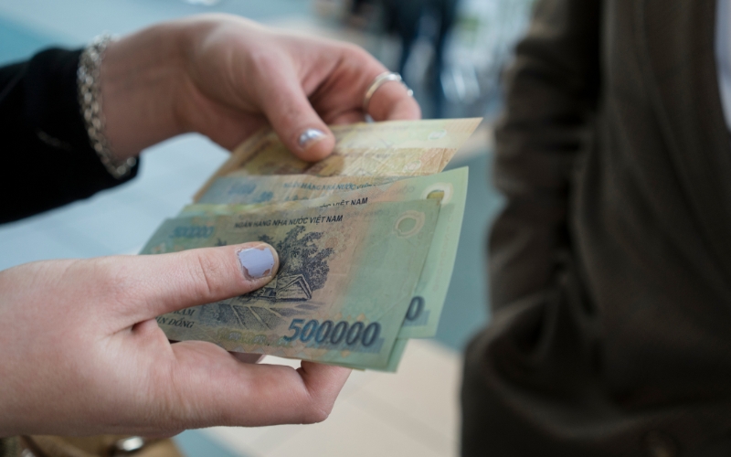 Thực hiện thanh toán thuế hoặc các khoản phí phạt nếu có