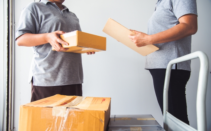 Hoàn tất thủ tục thông quan và nhận hàng