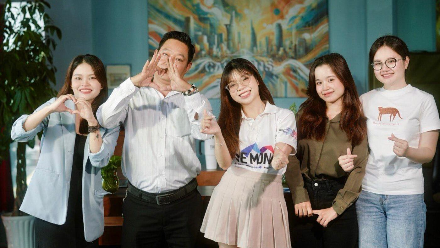 Đội ngũ MONA chụp ảnh cùng khách hàng sau buổi làm việc dự án